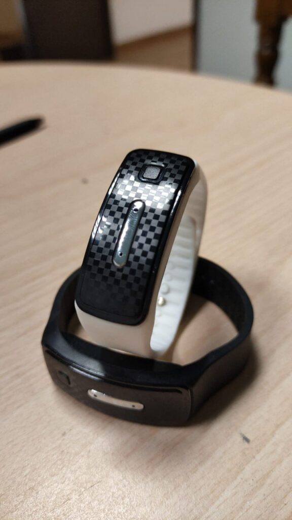 Bracciale con design in fibra di carbonio per protezione dalle zanzare.