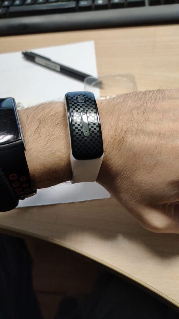 Bracciale con design in fibra di carbonio per protezione dalle zanzare.